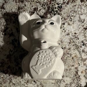 Elegant White Ceramic Maneki-Neko Cat
